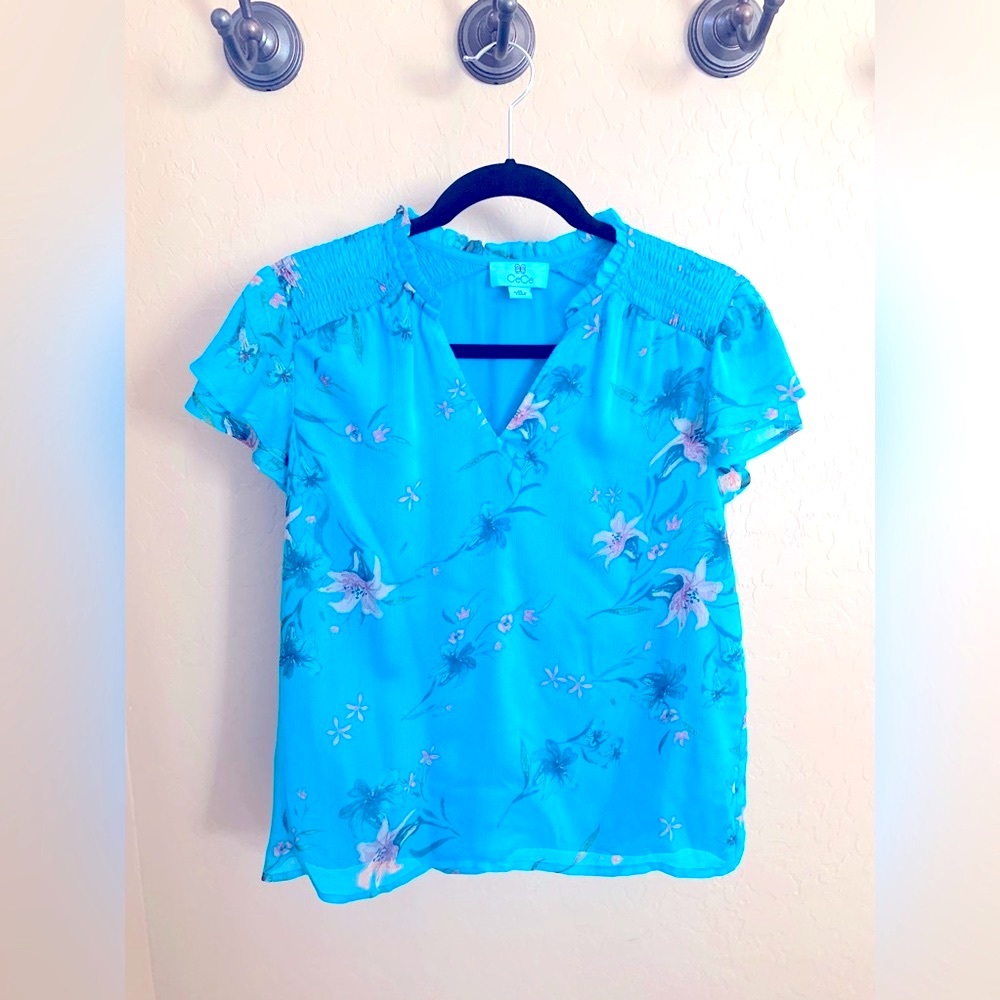 CeCe short sleeve blouse. Turquoise with flowers. Size XS.
